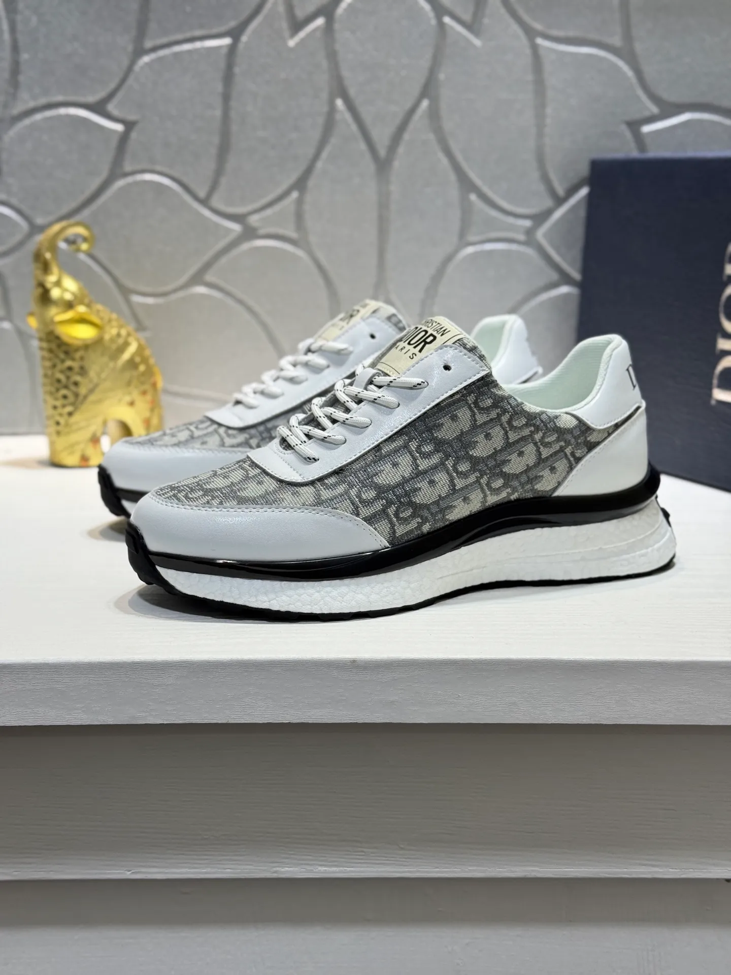 Men's shoes 💰440 [New style] 🐬🐬Original quality (Dior) latest style 🎁casual and fashionable men's shoes👟hot style💥simple and elegant style, exclusive for trendy men. Unique official website new and most brand elements👑original decoration, imported cowhide stitching with classic fabrics, fashionable and generous accessories, ✅foamed TPU wear-resistant** outsole, light and comfortable. Size: 38-44 (45 customized bye bye